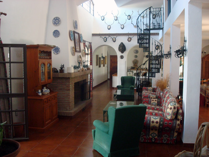 Salón de Casa Rural La Calera, un espacio amplio y acogedor ideal para disfrutar en familia o amigos