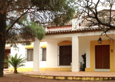 Exterior de Casa Rural La Calera, un entorno natural y tranquilo rodeado de paisaje rural