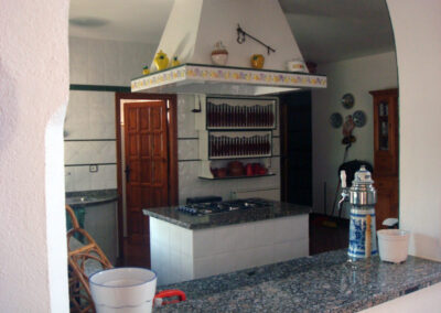 Cocina con isla en Casa Rural La Calera, un espacio moderno y amplio para disfrutar de la cocina