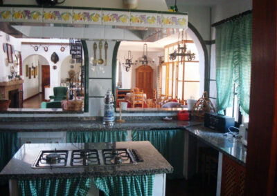 Cocina de Casa Rural La Calera, moderna y completamente equipada para una estancia cómoda