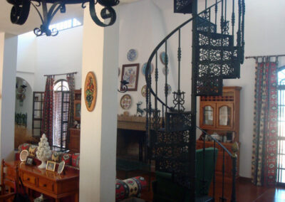 Escaleras a la segunda planta de Casa Rural La Calera, elegante acceso al nivel superior