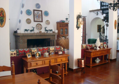 Salón con chimenea en Casa Rural La Calera, un espacio acogedor para disfrutar