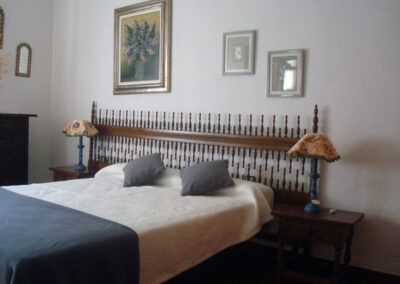 Habitación con cama de matrimonio en Casa Rural La Calera, cómoda y elegante