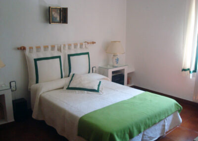 Habitación con cama de matrimonio en Casa Rural La Calera, un espacio acogedor para descansar