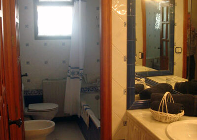 Baño de Casa Rural La Calera, con diseño moderno y cómodo, ideal para una estancia relajante