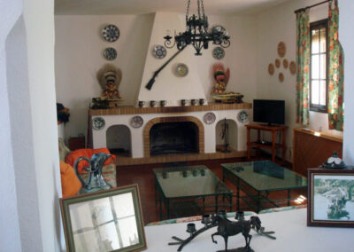 Salón con chimenea en Casa Rural La Calera, un ambiente cálido y acogedor para disfrutar en familia