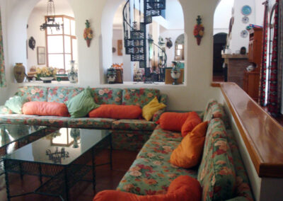 Salón de Casa Rural La Calera, un espacio amplio y acogedor para relajarse en familia o amigos