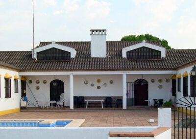 Patio con porche de Casa Rural La Calera, un espacio al aire libre para relajarse