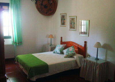 Habitación 7 de Casa Rural La Calera con cama de matrimonio, un espacio acogedor y relajante