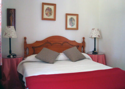 Habitación 5 de Casa Rural La Calera con cama de matrimonio, un espacio cómodo y relajante