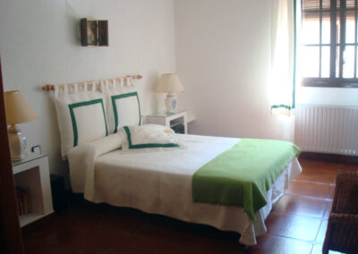 Habitación 4 de Casa Rural La Calera con cama de matrimonio, un espacio íntimo y confortable