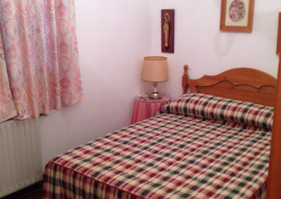 Habitación 3 de Casa Rural La Calera con cama de matrimonio, un espacio cómodo y relajante