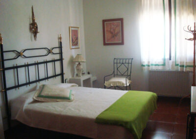 Habitación 2 de Casa Rural La Calera con cama de matrimonio, un espacio acogedor y relajante
