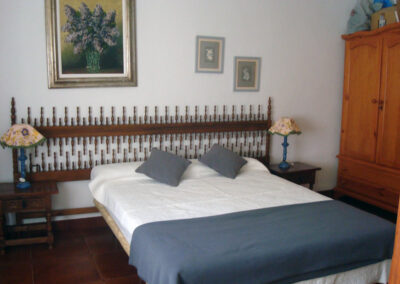 Habitación 1 de Casa Rural La Calera con cama de matrimonio, un espacio cómodo y acogedor