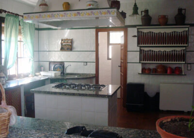 Cocina moderna de Casa Rural La Calera con una isla central, ideal para cocinar y compartir momentos