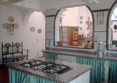Cocina amplia de Casa Rural La Calera, con espacios abiertos y equipamiento moderno