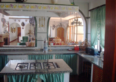 Cocina moderna de Casa Rural La Calera con isla central, un espacio amplio y funcional
