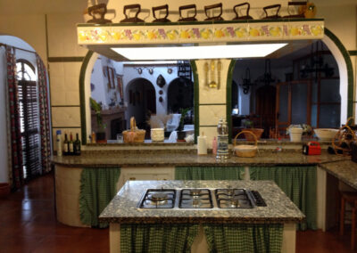 Cocina de Casa Rural La Calera con grifo de cerveza, ideal para disfrutar de bebidas frescas en casa