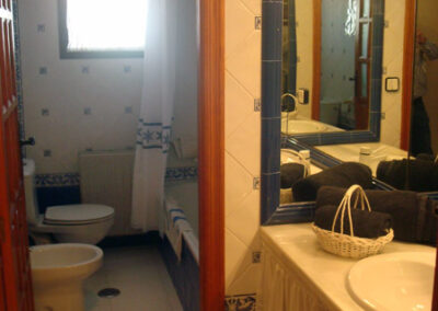 Baño de Casa Rural La Calera con lavamanos independiente, ofreciendo un diseño funcional y moderno
