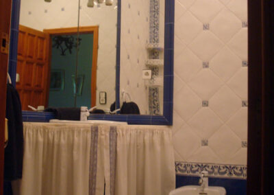 Baño completo de Casa Rural La Calera, con un diseño moderno y elementos funcionales