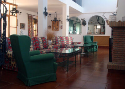 Salón de estar acogedor de Casa Rural La Calera, con muebles rústicos y una atmósfera tranquila