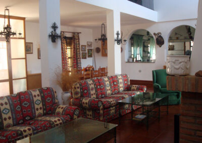 Casa rural de dos plantas, Casa La Calera, con un diseño rústico y acogedor