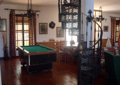 Salón de Casa Rural La Calera con mesa de billar, ideal para momentos de diversión y entretenimiento