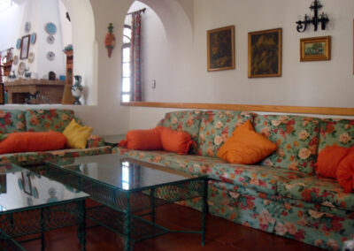 Salón de Casa Rural La Calera, un espacio amplio y acogedor con decoración rústica