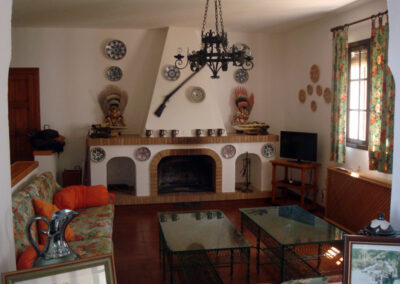 Chimenea rústica en Casa Rural La Calera, creando un ambiente cálido y acogedor