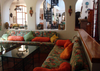Salón amplio y acogedor de Casa Rural La Calera, con muebles rústicos y decoración cálida