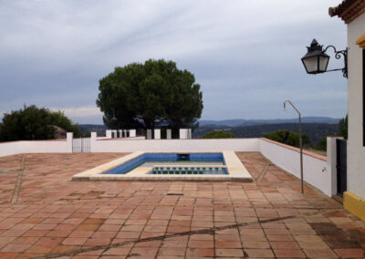 Patio de Casa Rural La Calera con vistas panorámicas a la sierra