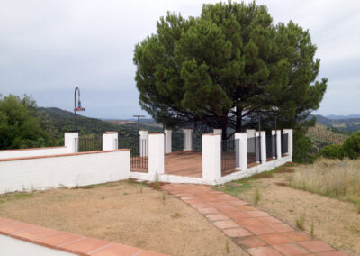 Patio trasero de Casa Rural La Calera, un espacio tranquilo rodeado de naturaleza