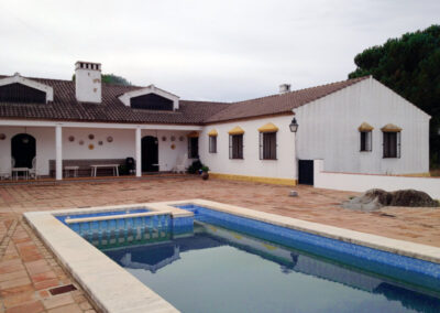 Patio con piscina en Casa Rural La Calera, rodeado de un entorno natural