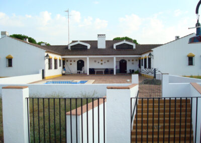 Patio exterior de Casa Rural La Calera con piscina rodeada de naturaleza