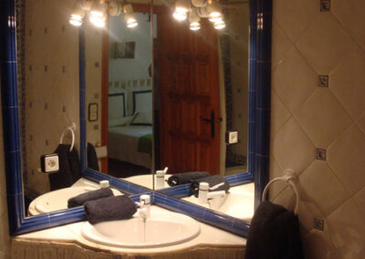 Baño 1 en Casa Rural La Calera, con un diseño moderno y detalles rústicos